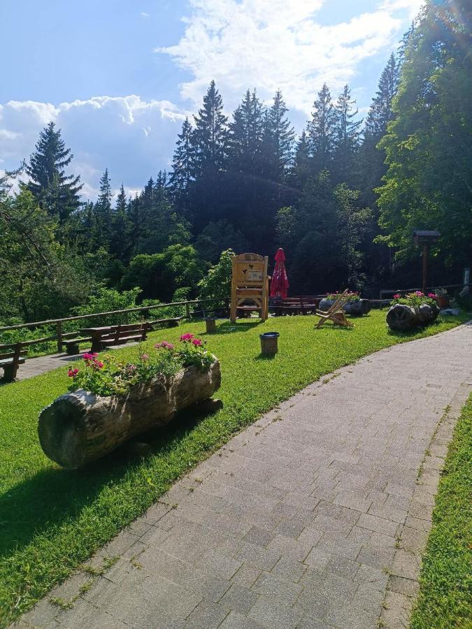 A Pousada Valvasorjev Dom Pod Stolom Zirovnica Exterior foto