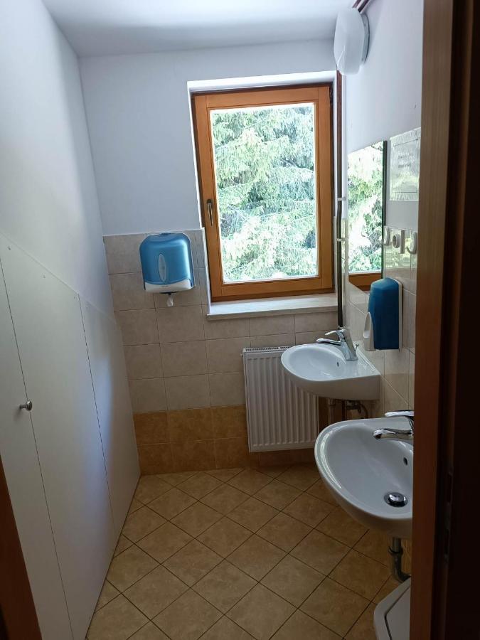 A Pousada Valvasorjev Dom Pod Stolom Zirovnica Exterior foto